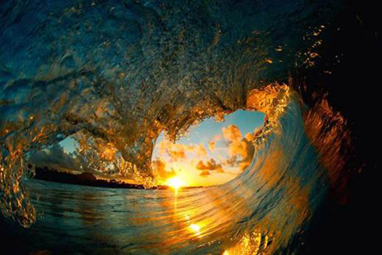 在这一瞬间，巨浪的美丽被他凝结