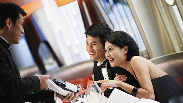 颜值高真的常常无往不利，甚至决定了你在餐厅的座位