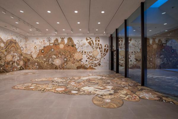 尘土也能用来画画？没错！他用尘土创造了一个绚烂的世界