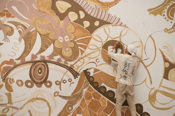 尘土也能用来画画？没错！他用尘土创造了一个绚烂的世界