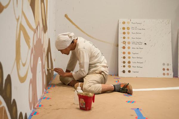 尘土也能用来画画？没错！他用尘土创造了一个绚烂的世界