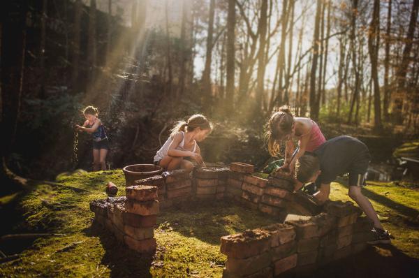 妈妈用这些照片告诉人们，身为女孩当无所畏惧
