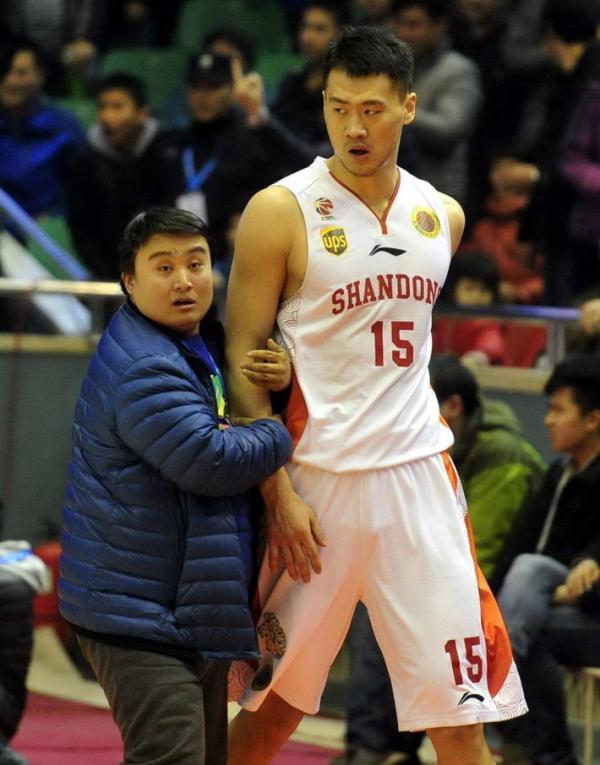 打人“逃逸”还喊冤，篮协禁赛吴轲10场有错吗？