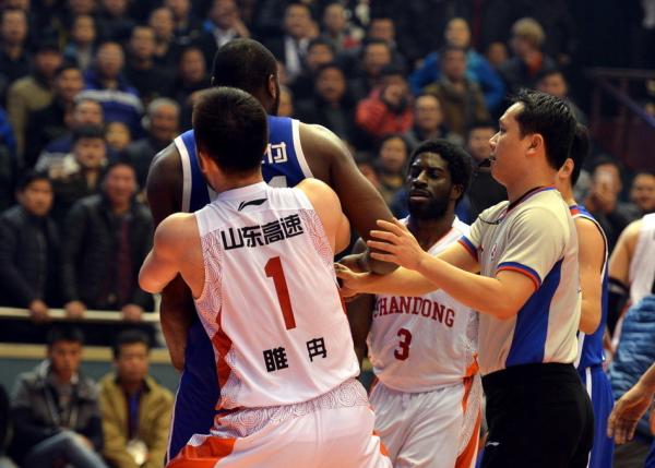 打人“逃逸”还喊冤，篮协禁赛吴轲10场有错吗？