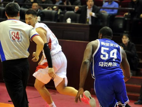 打人“逃逸”还喊冤，篮协禁赛吴轲10场有错吗？