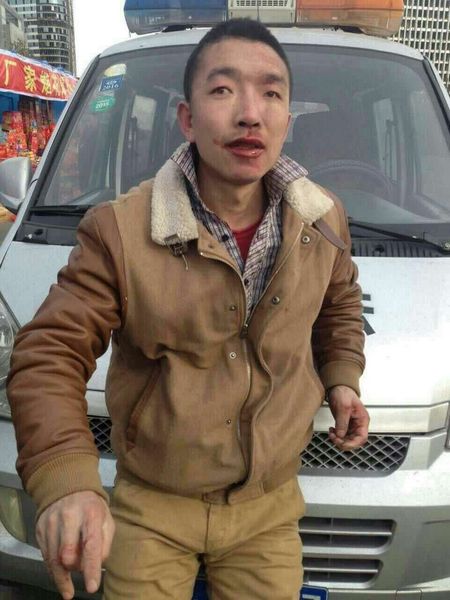 被打的黄衣男子。视频截图