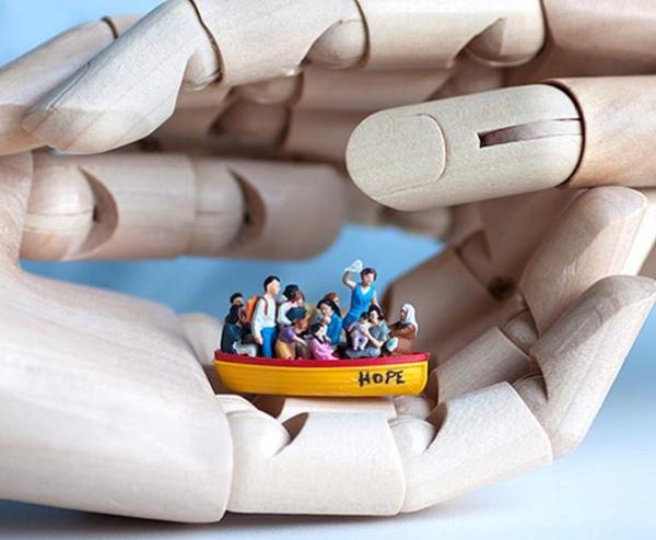 艺术家用微型人偶展现了这个世界的浪漫与现实