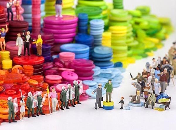 艺术家用微型人偶展现了这个世界的浪漫与现实