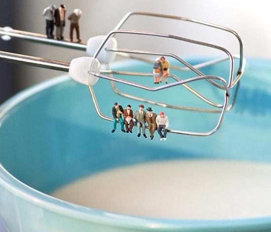 艺术家用微型人偶展现了这个世界的浪漫与现实