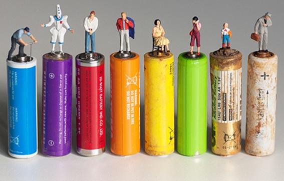 艺术家用微型人偶展现了这个世界的浪漫与现实