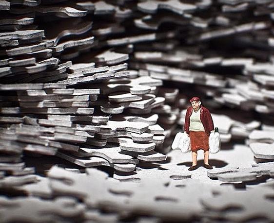 艺术家用微型人偶展现了这个世界的浪漫与现实