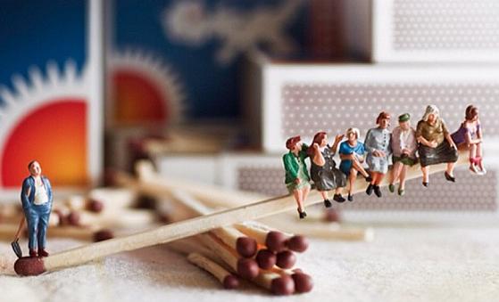 艺术家用微型人偶展现了这个世界的浪漫与现实