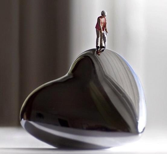 艺术家用微型人偶展现了这个世界的浪漫与现实