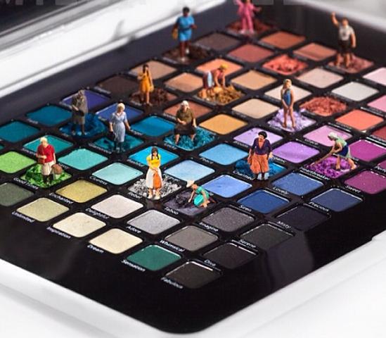 艺术家用微型人偶展现了这个世界的浪漫与现实