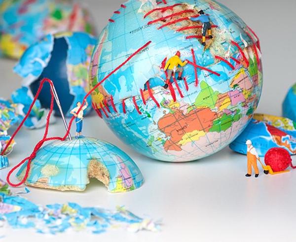 艺术家用微型人偶展现了这个世界的浪漫与现实