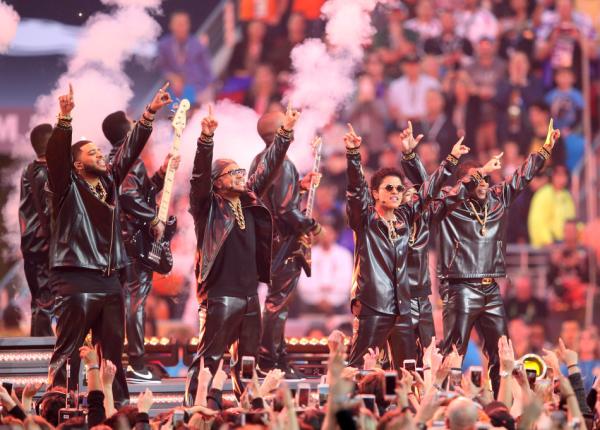 超级碗上的碧昂斯火星哥和Gaga，他们可没对口型