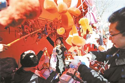 本报讯昨天是各大庙会开门迎客的第一天。据市旅游委统计，昨天全市庙会接待游客近50万人。