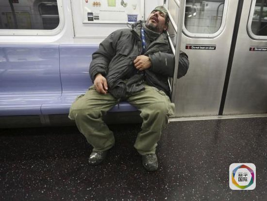 纽约将禁止乘客在地铁上打盹 称为防止性侵(图)