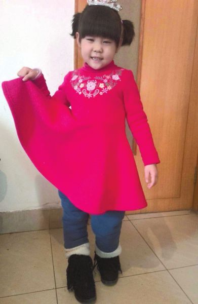 今年1月，6岁的薛莲如愿穿上公主裙。家属供图