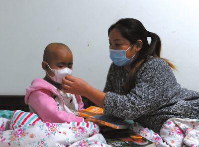 2014年10月，4岁的小薛莲在骨髓移植手术后回家休养。京华时报记者