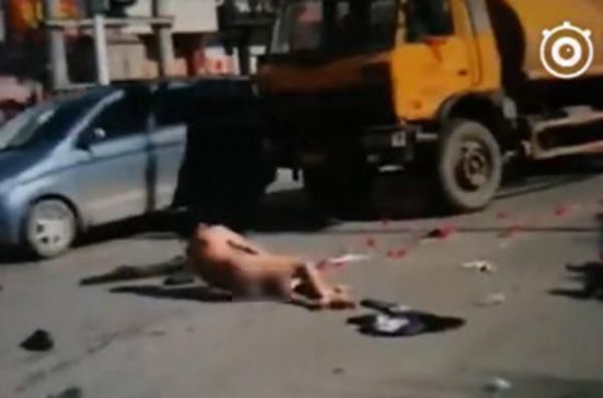 网传的视频显示，一男子全身赤裸躺在公路中间打滚，旁边散落着鲜花，大卡车被迫停驶，交通受堵。爆料信息称，男子系大四学生，散落的花是他向女教师表白所用，遭到拒绝后“伤痛欲绝、哭喊连天”。随后，这一爆料被多家媒体转载。