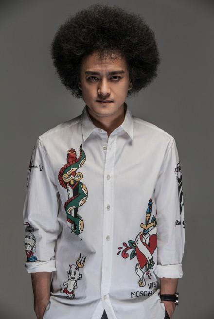 小心赵英俊，他写的歌会洗脑