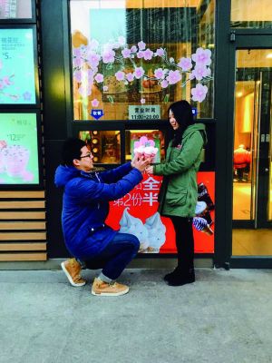 长假上工第一天，就赶上青年情侣赠送礼物表达爱意的情人节，不少男士都为举行一个既浪漫又“经适”的求婚仪式而煞费苦心，北京望京地区的一家麦当劳情人节当天就有一位90后小伙子用0.1元就成功抱得美人归。