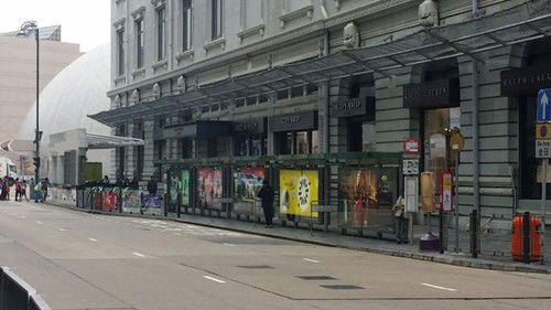 香港一巴士女乘客撞爆玻璃门险被抛出警方调查