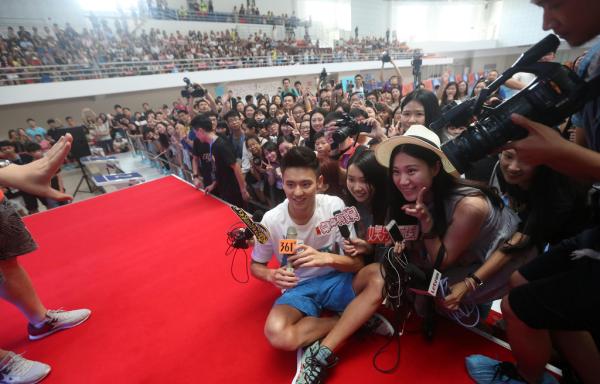 泳队大师姐炮轰宁泽涛粉丝太疯狂，小鲜肉胳膊曾被她们掐烂