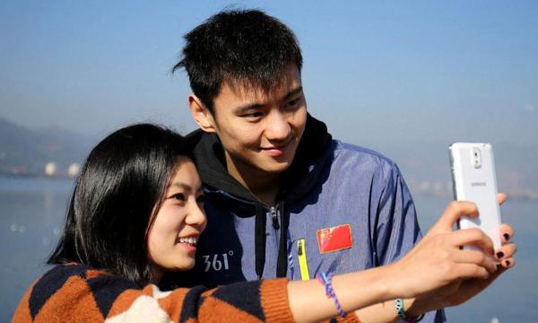 泳队大师姐炮轰宁泽涛粉丝太疯狂，小鲜肉胳膊曾被她们掐烂