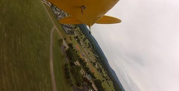 城会玩|他们真的上天了，还踩着一块冲浪板