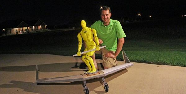 城会玩|他们真的上天了，还踩着一块冲浪板