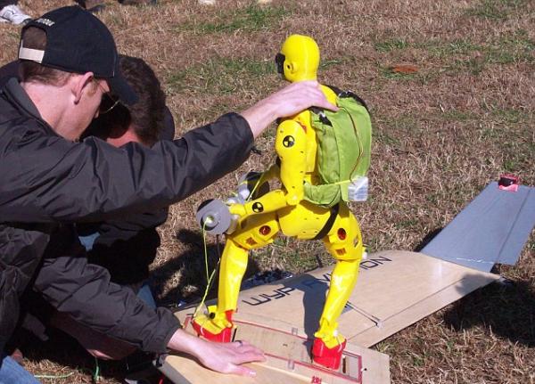 城会玩|他们真的上天了，还踩着一块冲浪板