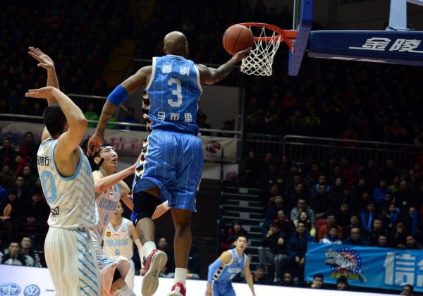 39岁的他拿下37分，至少马布里这“老头”还在战斗