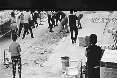 派出所副所长被指参与斗殴 脚踹老太拔枪指居民