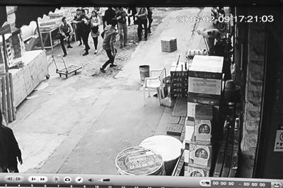 派出所副所长被指参与斗殴 脚踹老太拔枪指居民