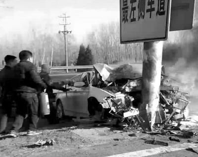 宝马撞杆起火公交司售救人 两名女性获救(图)