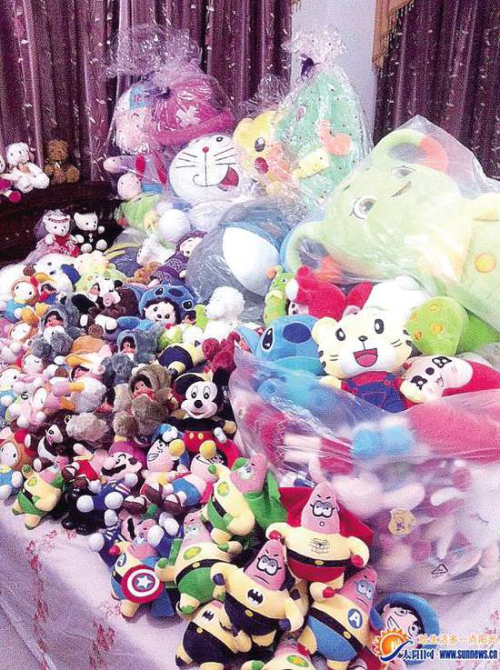 家中堆满了娃娃