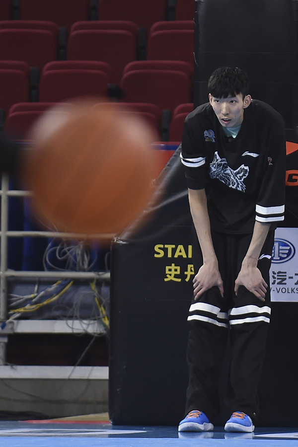 被淘汰的马布里上了最好的一课，他是周琦成长的“启蒙老师”