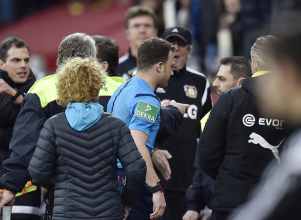 德甲主裁退场罢吹9分钟，“黑衣法官”任性起来远比这可怕