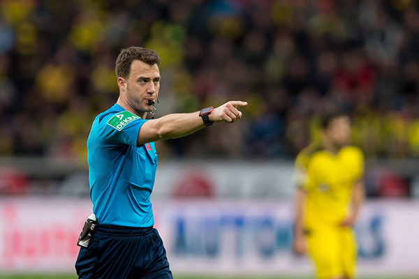 德甲主裁退场罢吹9分钟，“黑衣法官”任性起来远比这可怕