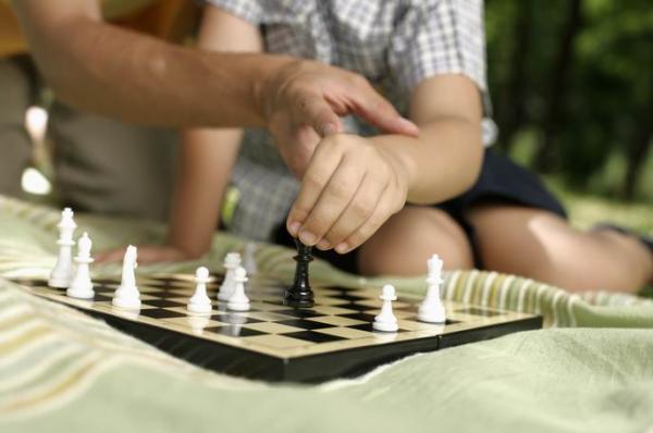 和4岁小孩下棋，你会让吗？有位妈妈说她绝对不让