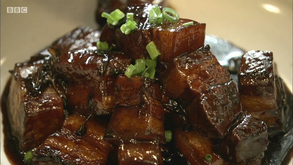 这歪果仁在上海吃得好开心，阿拉也去烧几只小菜切切