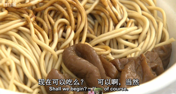 这歪果仁在上海吃得好开心，阿拉也去烧几只小菜切切