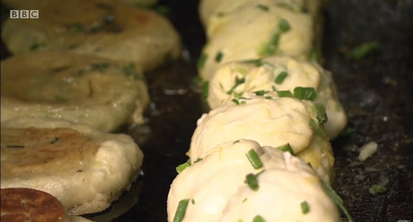 这歪果仁在上海吃得好开心，阿拉也去烧几只小菜切切