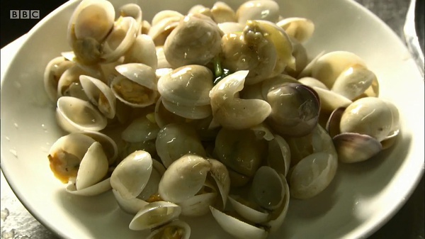 这歪果仁在上海吃得好开心，阿拉也去烧几只小菜切切