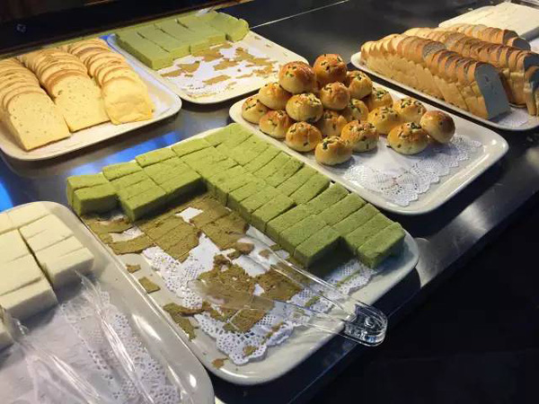 厦大大食堂实验两天即宣告夭折：25元自助餐吃垮校方