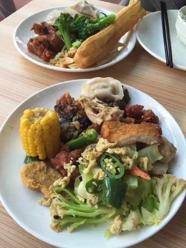 厦大大食堂实验两天即宣告夭折：25元自助餐吃垮校方