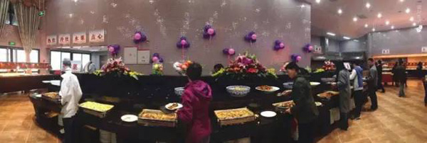 厦大大食堂实验两天即宣告夭折：25元自助餐吃垮校方