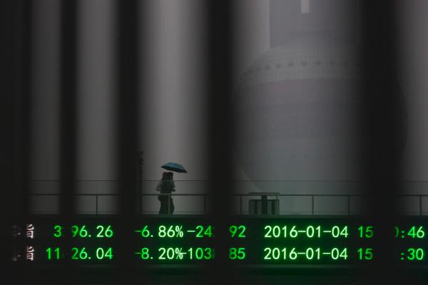 A股再现跳水，沪指半日重挫3.6%拉响2800点警报